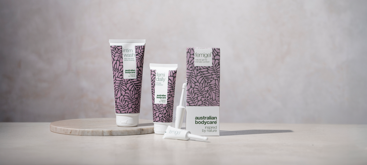 Intim Wash, Femi Daily a Femigel od Australian Bodycare vo fialovom obale na okrúhlej mramorovej doske, vpredu dva aplikátory Femigel.