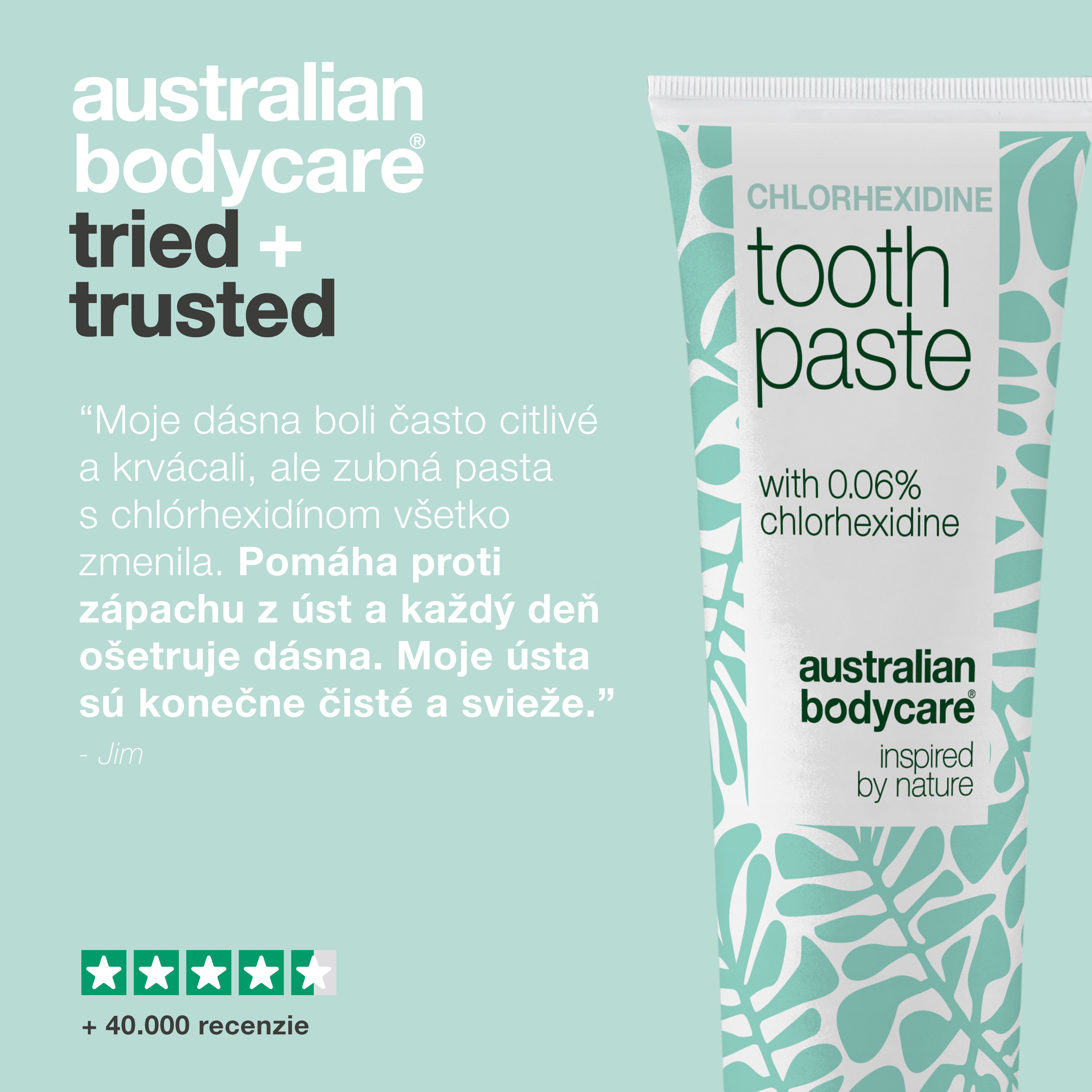 Zákaznícka recenzia zubnej pasty s chlórhexidínom Australian Bodycare o citlivých a krvácajúcich ďasnách, ktoré sú teraz čisté, zobrazená s hodnotením štyri a pol hviezdičky a viac než 40 000 recenziami.