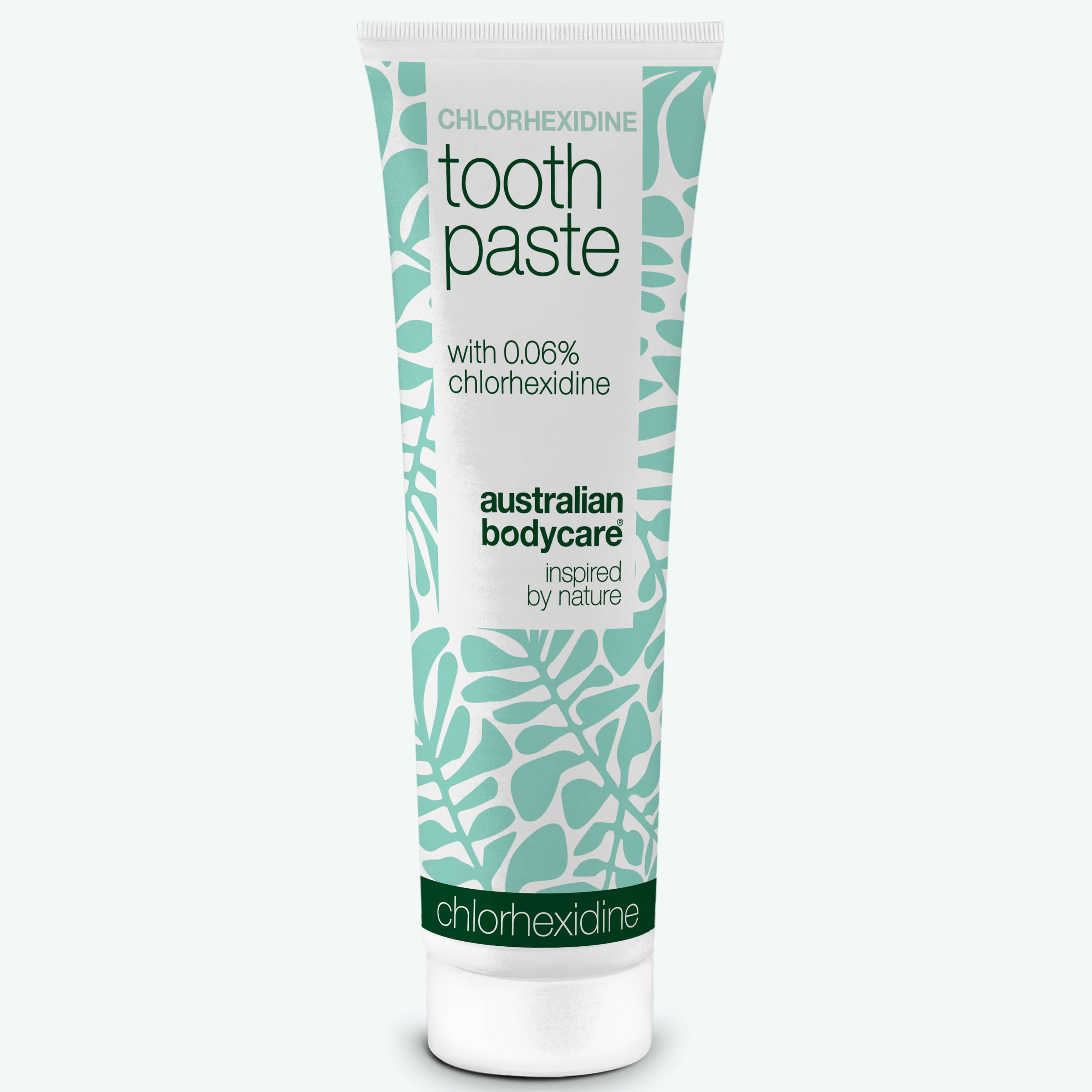 Bielo-mätovo zelená tuba zubnej pasty Australian Bodycare Chlorhexidine s 0,06 % chlórhexidínu na bielom pozadí.