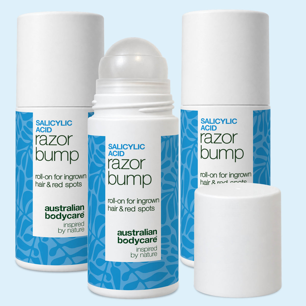 Tri roll-ony Salicylic Acid Razor Bump od Australian Bodycare na bielom pozadí, predný s viečkom položeným vedľa. Balenie 3 ks.