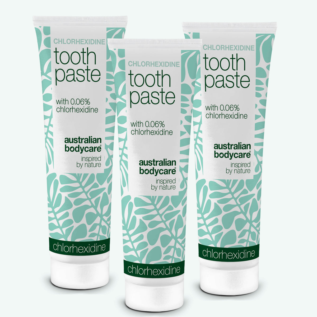 Tri tuby zubnej pasty Australian Bodycare Chlorhexidine s 0,06 % chlórhexidínu na bielom pozadí. Balenie 3 ks.