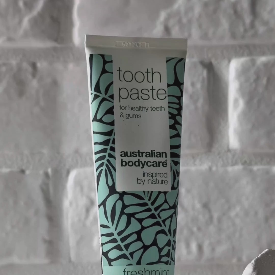 Video zobrazujúce zubnú pastu Australian Bodycare s Tea Tree Oil a jej svetlomodrú pastovú textúru.