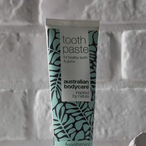 Video zobrazujúce zubnú pastu Australian Bodycare s Tea Tree Oil a jej svetlomodrú pastovú textúru.