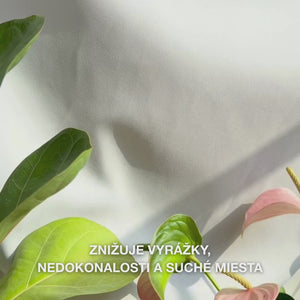 Detail ruky, ktorá dávkuje malé množstvo ľahkého, krémového telového mlieka so salicylovou kyselinou do dlane a jemne ho vmasíruje do drsnej, náchylnej na nedokonalosti pokožky: jeho hladká, rýchlo sa vstrebávajúca textúra jemne exfoliuje odumreté bunky, hydratuje kyselinou hyalurónovou a mliečnou a zjemňuje štruktúru pokožky salicylovou kyselinou a niacínamidom.