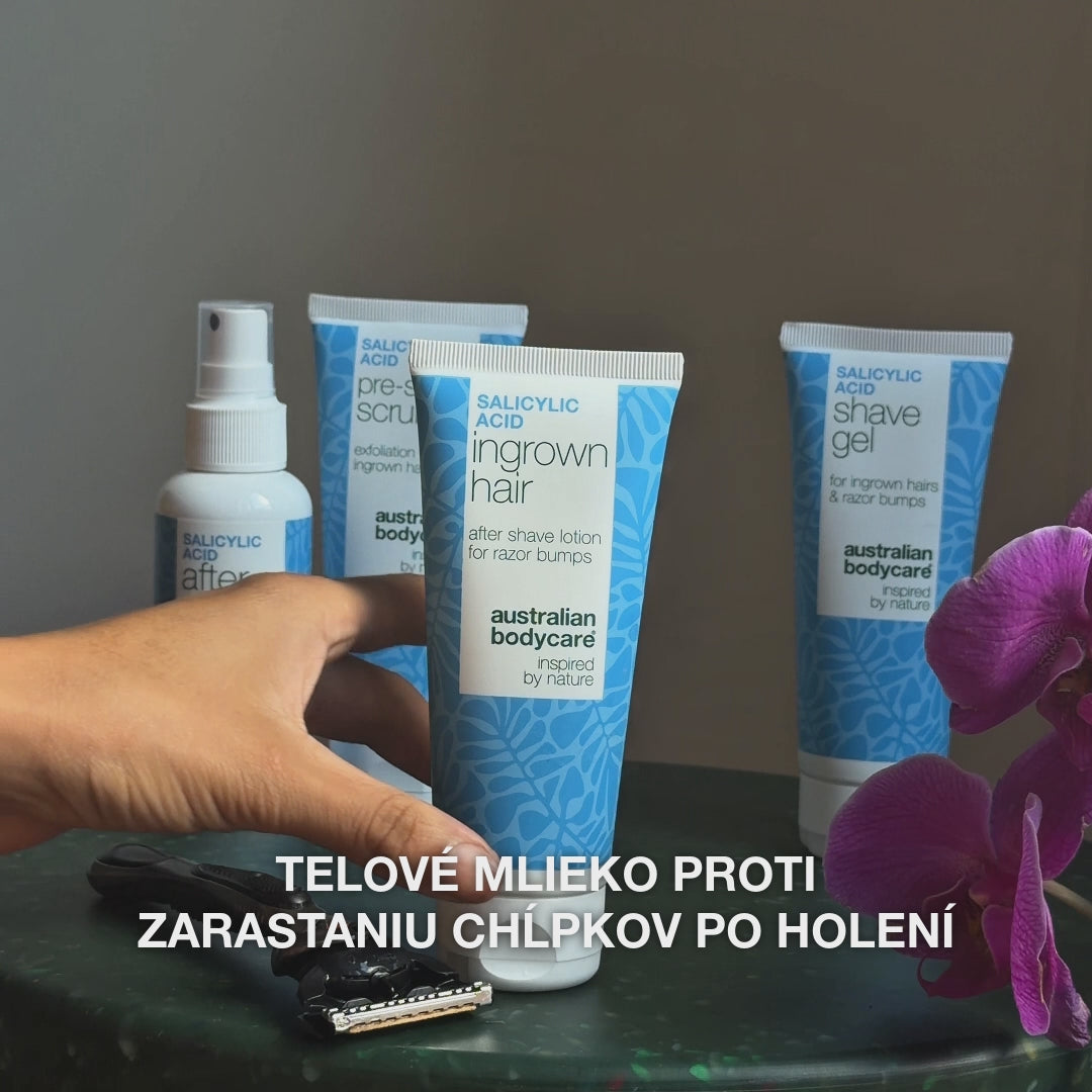 Video: sprej After Shave, Pre-shave Scrub, lotion Ingrown Hair a Shave Gel na stole vedľa holiaceho strojčeka a orchidey, s textom »telové mlieko proti zarastaniu chĺpkov po holení«. Lotion po holení s kyselinou salicylovou od Australian Bodycare.