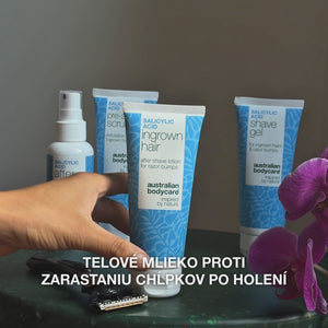 Video: sprej After Shave, Pre-shave Scrub, lotion Ingrown Hair a Shave Gel na stole vedľa holiaceho strojčeka a orchidey, s textom »telové mlieko proti zarastaniu chĺpkov po holení«. Lotion po holení s kyselinou salicylovou od Australian Bodycare.