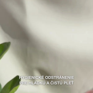 Detailný záber rúk používajúcich dvojité nehrdzavejúce oceľové náradie na odstraňovanie čiernych bodiek z tváre: malá kovová slučka jemne pritlačená okolo čiernej bodky na nose, následne sa zotrú zvyšky, náradie sa opláchne a aplikuje sa upokojujúce tonikum a krém na tvár.