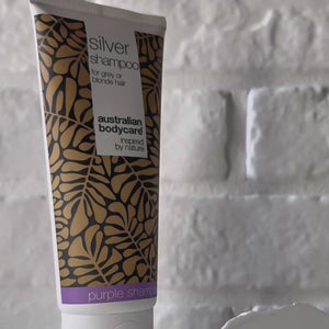 Video zobrazujúce Australian Bodycare Silver Shampoo a jeho fialovú textúru.