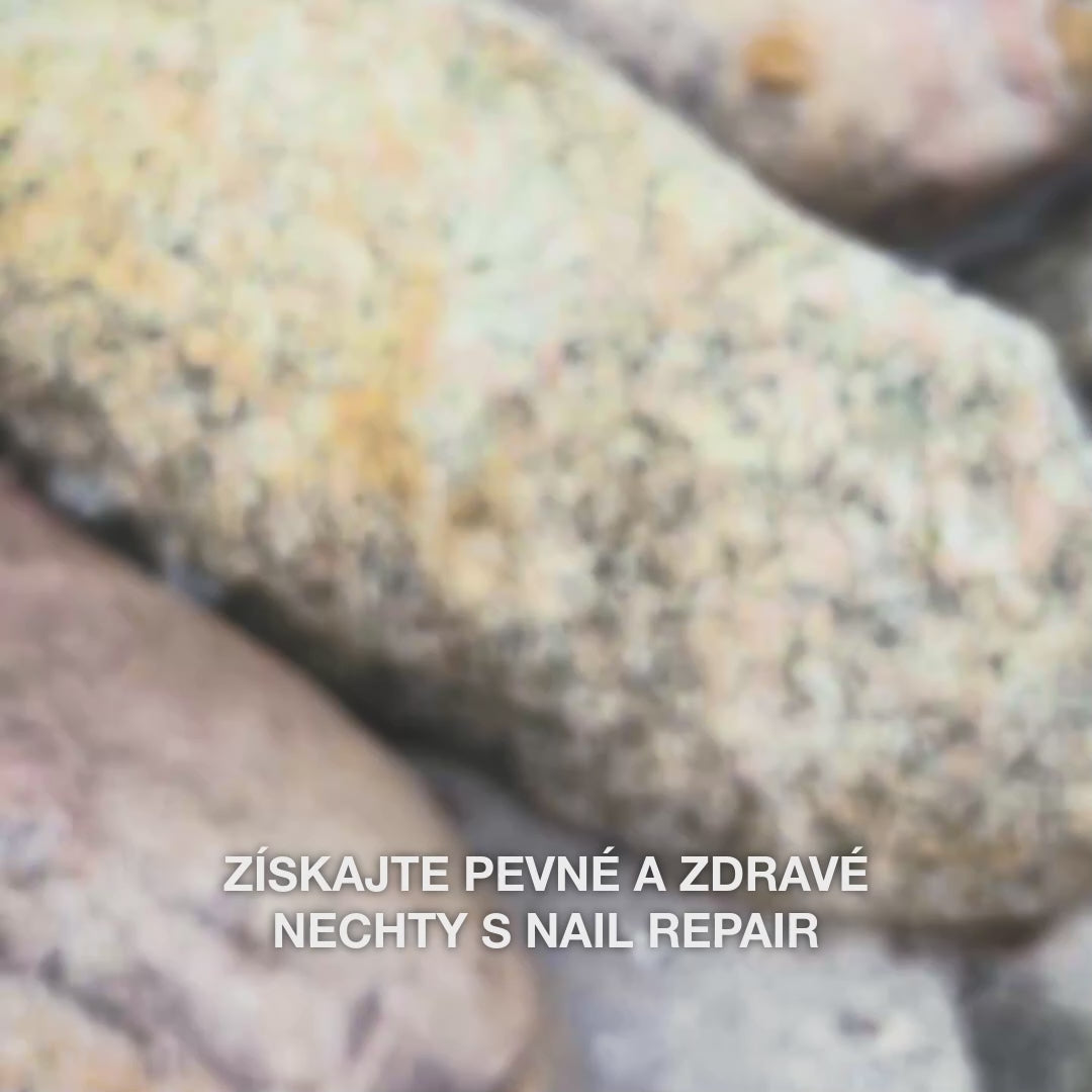 Australian Bodycare Nail Repair sa nanáša štetčekom na nechty na starostlivosť a posilnenie nechtov na rukách aj nohách.