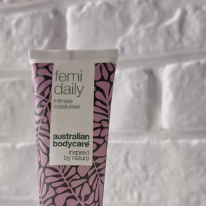 Video zobrazujúce Australian Bodycare Femi Daily Intim Gel a jeho ľahkú, upokojujúcu textúru.